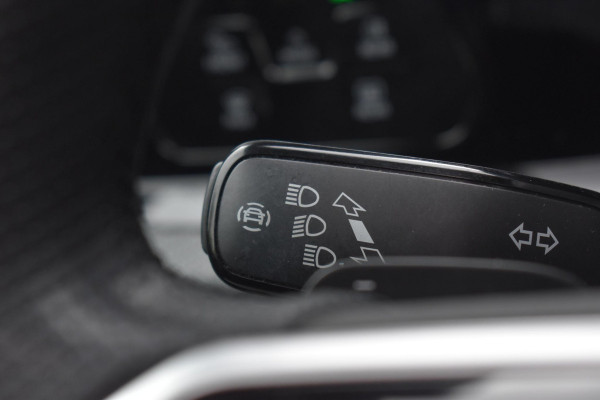 Volkswagen Golf 1.5 eTSI Variant 3x R Line Pano Keyless Lane Camera Trekhaak