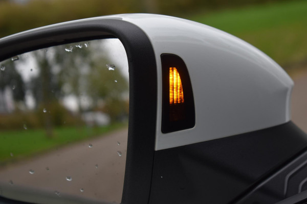 Volkswagen Golf 1.5 eTSI Variant 3x R Line Pano Keyless Lane Camera Trekhaak