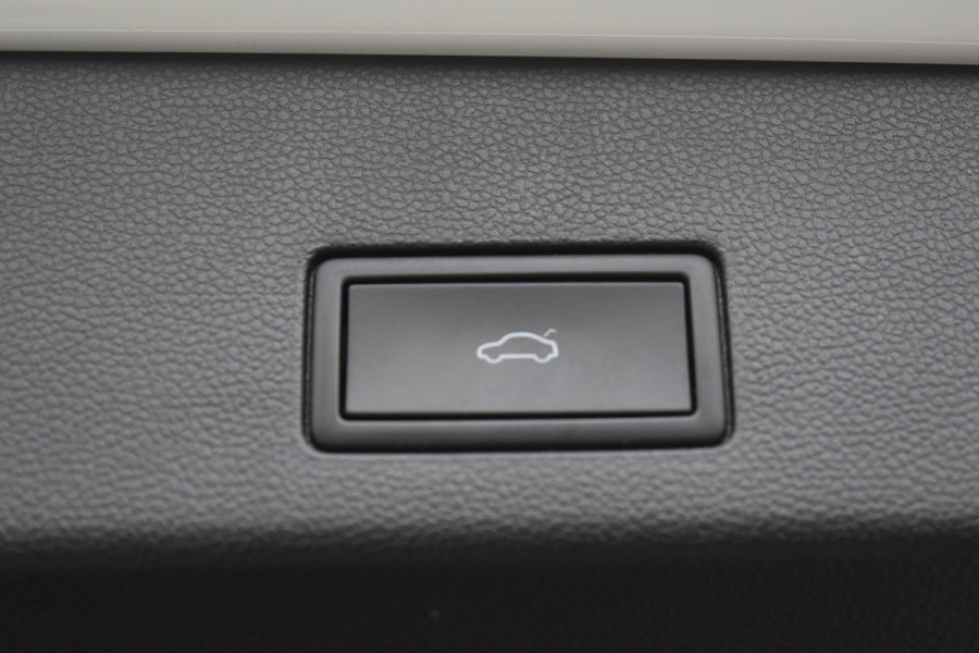 Volkswagen Golf 1.5 eTSI Variant 3x R Line Pano Keyless Lane Camera Trekhaak