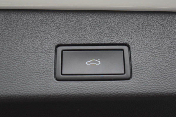 Volkswagen Golf 1.5 eTSI Variant 3x R Line Pano Keyless Lane Camera Trekhaak