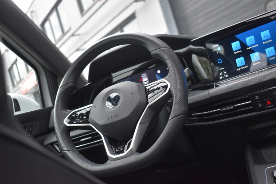 Volkswagen Golf 1.5 eTSI Variant 3x R Line Pano Keyless Lane Camera Trekhaak