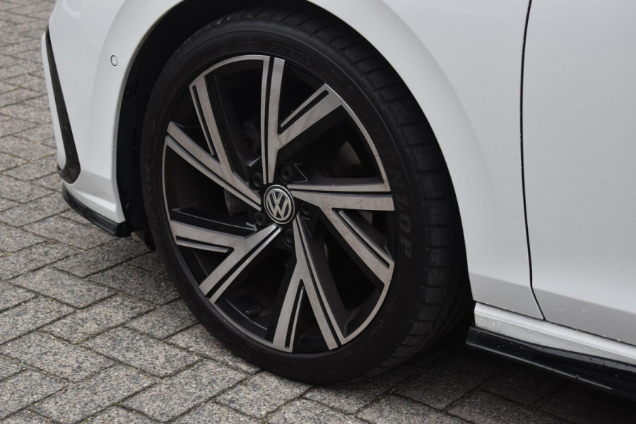 Volkswagen Golf 1.5 eTSI Variant 3x R Line Pano Keyless Lane Camera Trekhaak