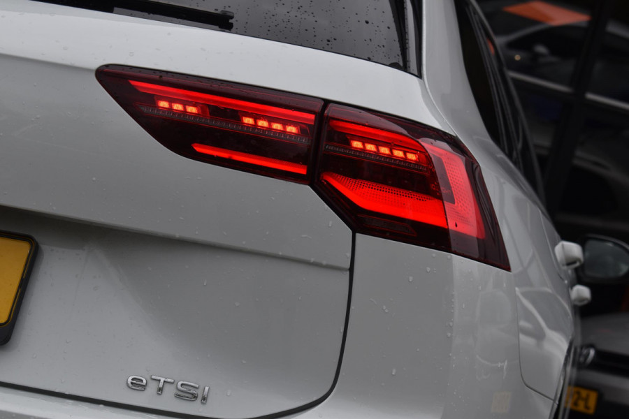 Volkswagen Golf 1.5 eTSI Variant 3x R Line Pano Keyless Lane Camera Trekhaak