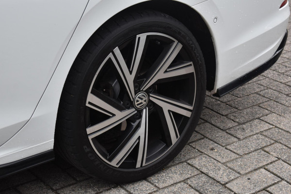 Volkswagen Golf 1.5 eTSI Variant 3x R Line Pano Keyless Lane Camera Trekhaak