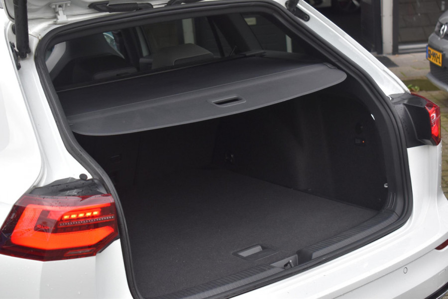 Volkswagen Golf 1.5 eTSI Variant 3x R Line Pano Keyless Lane Camera Trekhaak