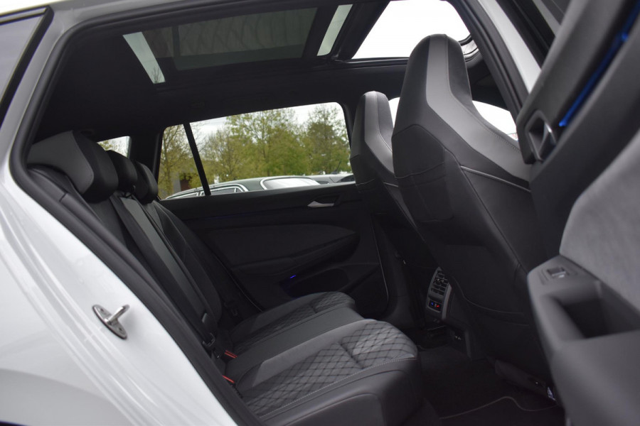 Volkswagen Golf 1.5 eTSI Variant 3x R Line Pano Keyless Lane Camera Trekhaak