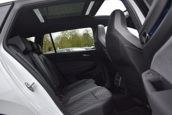 Volkswagen Golf 1.5 eTSI Variant 3x R Line Pano Keyless Lane Camera Trekhaak