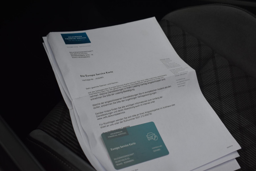 Volkswagen Golf 1.5 eTSI Variant 3x R Line Pano Keyless Lane Camera Trekhaak