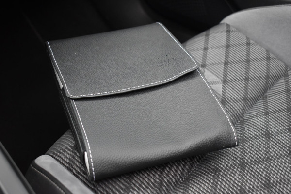 Volkswagen Golf 1.5 eTSI Variant 3x R Line Pano Keyless Lane Camera Trekhaak