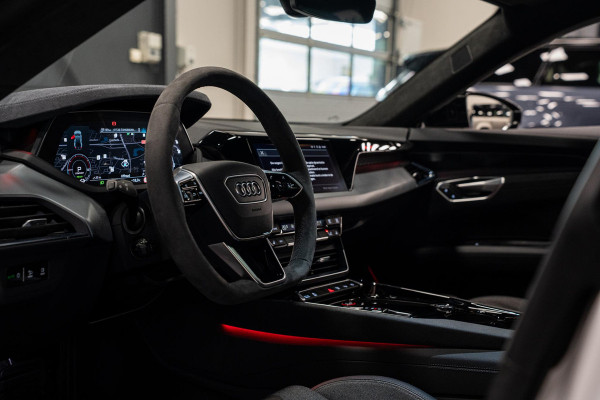 Audi e-tron GT GT 93 kWh *Luchtvering / BTW / Panorama / Warmtepomp / Surround-view / Keyless* Audi e-tron GT GT 93 kWh *Luchtvering / BTW / Panorama / Warmtepomp / Surround-view / Keyless*