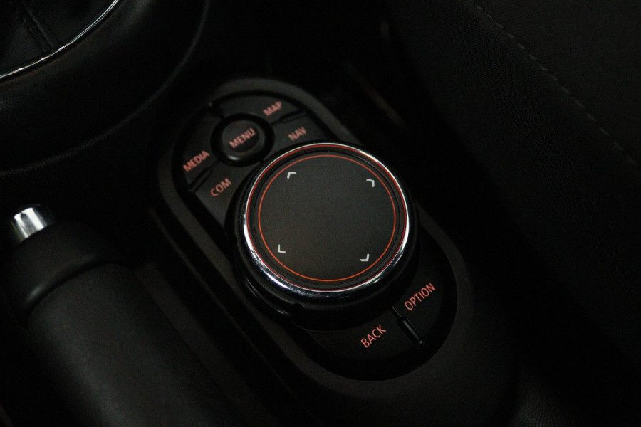 MINI Mini 1.5 Cooper Business Edition (PANORAMADAK, STOELVERWARMING, H&K AUDIO, SFEERVERLICHTING, CARPLAY NAVIGATIE, SENSOREN)