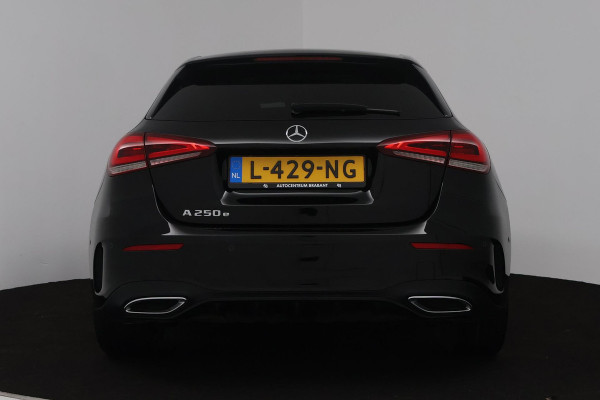Mercedes-Benz A-Klasse 250 e Business Solution AMG Limited (PANORAMADAK, SFEERVERLICHTING, STOELVERWARMING, ACHTERUITRIJCAMERA)