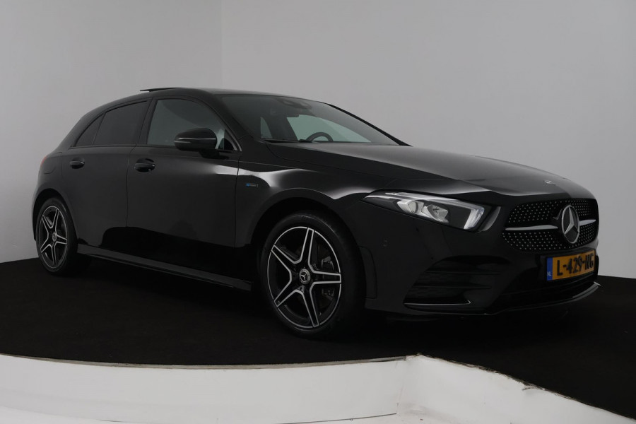 Mercedes-Benz A-Klasse 250 e Business Solution AMG Limited (PANORAMADAK, SFEERVERLICHTING, STOELVERWARMING, ACHTERUITRIJCAMERA)