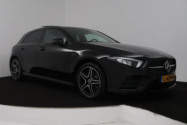 Mercedes-Benz A-Klasse 250 e Business Solution AMG Limited (PANORAMADAK, SFEERVERLICHTING, STOELVERWARMING, ACHTERUITRIJCAMERA)