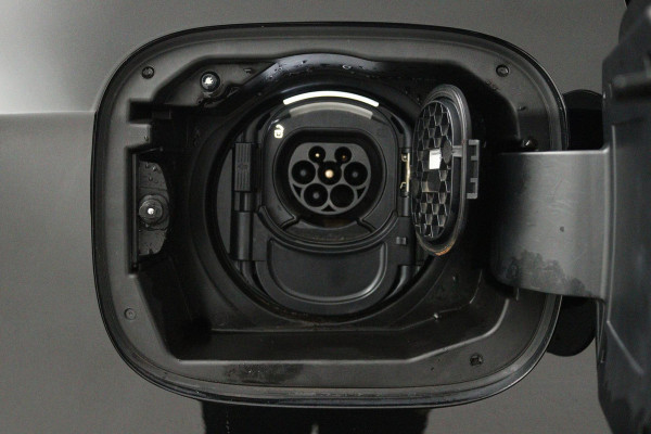 Mercedes-Benz A-Klasse 250 e Business Solution AMG Limited (PANORAMADAK, SFEERVERLICHTING, STOELVERWARMING, ACHTERUITRIJCAMERA)