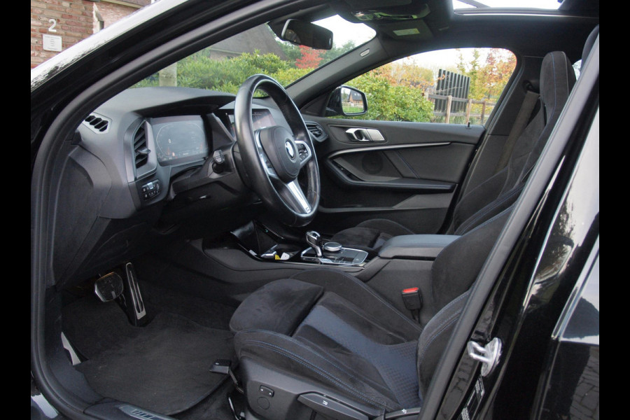 BMW 1-serie 118i Executive Edition | M Sport | Panoramadak | Camera | Schaalstoelen | Apple Carplay | Cruise Control |