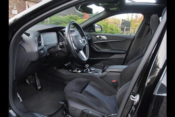 BMW 1-serie 118i Executive Edition | M Sport | Panoramadak | Camera | Schaalstoelen | Apple Carplay | Cruise Control |