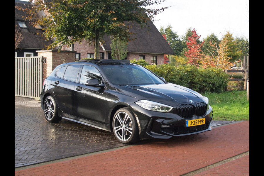 BMW 1-serie 118i Executive Edition | M Sport | Panoramadak | Camera | Schaalstoelen | Apple Carplay | Cruise Control |