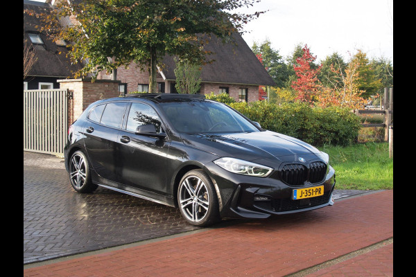 BMW 1-serie 118i Executive Edition | M Sport | Panoramadak | Camera | Schaalstoelen | Apple Carplay | Cruise Control |