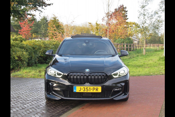 BMW 1-serie 118i Executive Edition | M Sport | Panoramadak | Camera | Schaalstoelen | Apple Carplay | Cruise Control |