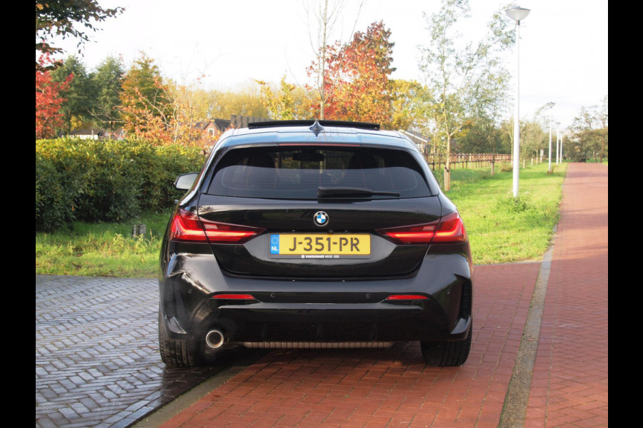 BMW 1-serie 118i Executive Edition | M Sport | Panoramadak | Camera | Schaalstoelen | Apple Carplay | Cruise Control |