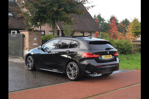 BMW 1-serie 118i Executive Edition | M Sport | Panoramadak | Camera | Schaalstoelen | Apple Carplay | Cruise Control |