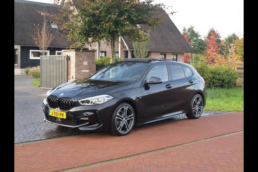 BMW 1-serie 118i Executive Edition | M Sport | Panoramadak | Camera | Schaalstoelen | Apple Carplay | Cruise Control |