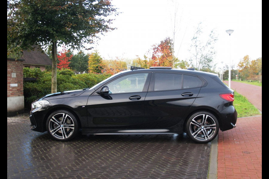 BMW 1-serie 118i Executive Edition | M Sport | Panoramadak | Camera | Schaalstoelen | Apple Carplay | Cruise Control |