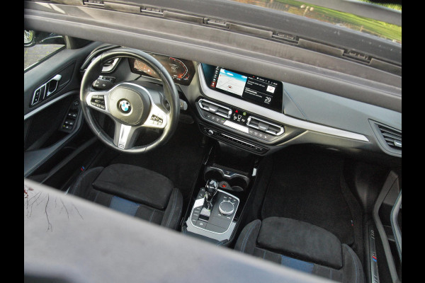 BMW 1-serie 118i Executive Edition | M Sport | Panoramadak | Camera | Schaalstoelen | Apple Carplay | Cruise Control |
