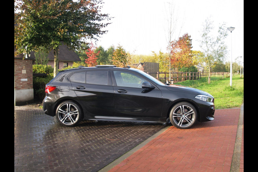 BMW 1-serie 118i Executive Edition | M Sport | Panoramadak | Camera | Schaalstoelen | Apple Carplay | Cruise Control |