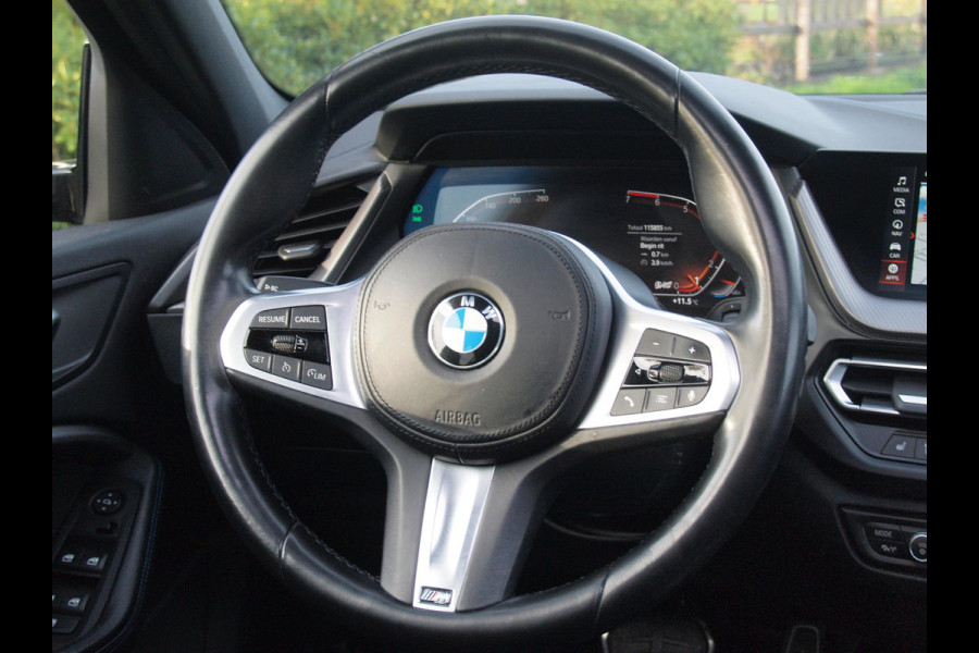 BMW 1-serie 118i Executive Edition | M Sport | Panoramadak | Camera | Schaalstoelen | Apple Carplay | Cruise Control |