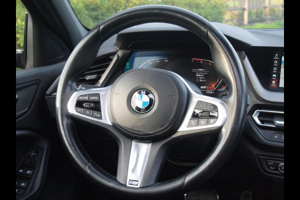 BMW 1-serie 118i Executive Edition | M Sport | Panoramadak | Camera | Schaalstoelen | Apple Carplay | Cruise Control |