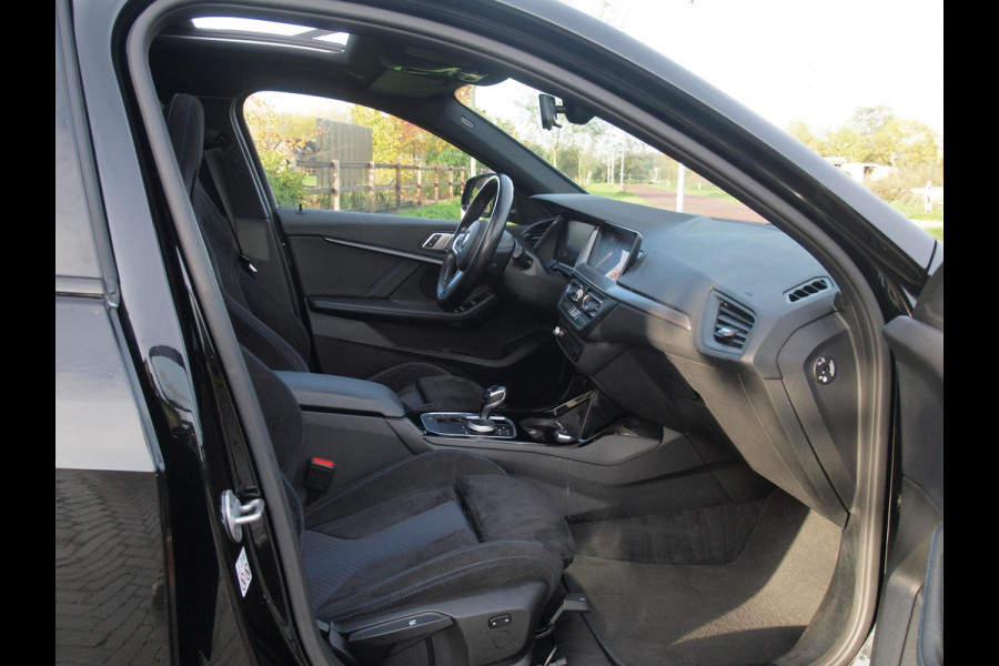 BMW 1-serie 118i Executive Edition | M Sport | Panoramadak | Camera | Schaalstoelen | Apple Carplay | Cruise Control |