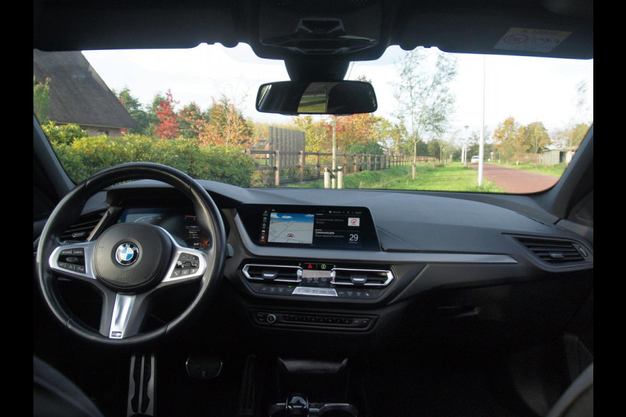 BMW 1-serie 118i Executive Edition | M Sport | Panoramadak | Camera | Schaalstoelen | Apple Carplay | Cruise Control |