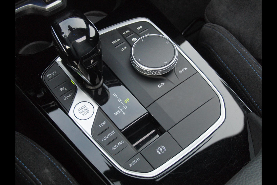 BMW 1-serie 118i Executive Edition | M Sport | Panoramadak | Camera | Schaalstoelen | Apple Carplay | Cruise Control |