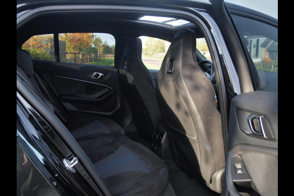 BMW 1-serie 118i Executive Edition | M Sport | Panoramadak | Camera | Schaalstoelen | Apple Carplay | Cruise Control |