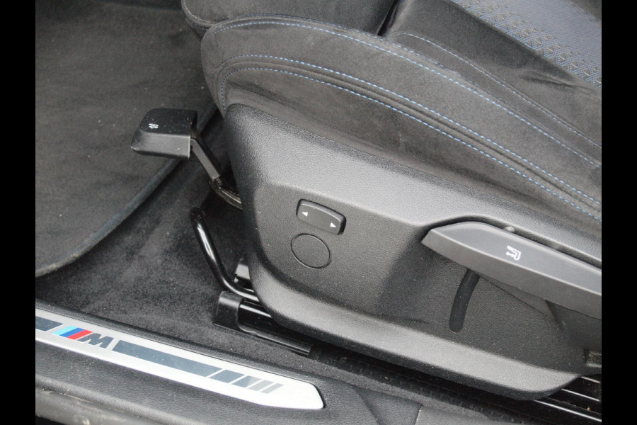BMW 1-serie 118i Executive Edition | M Sport | Panoramadak | Camera | Schaalstoelen | Apple Carplay | Cruise Control |