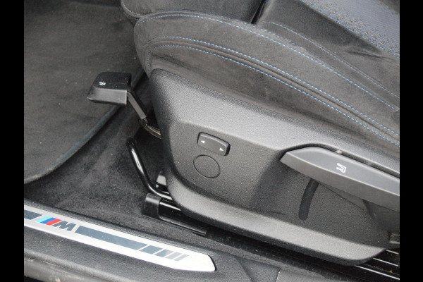 BMW 1-serie 118i Executive Edition | M Sport | Panoramadak | Camera | Schaalstoelen | Apple Carplay | Cruise Control |