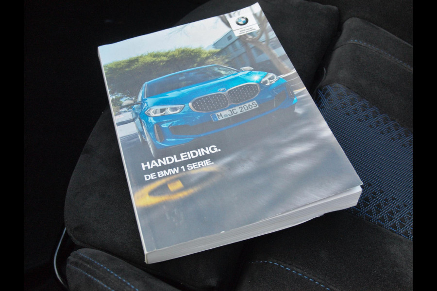 BMW 1-serie 118i Executive Edition | M Sport | Panoramadak | Camera | Schaalstoelen | Apple Carplay | Cruise Control |