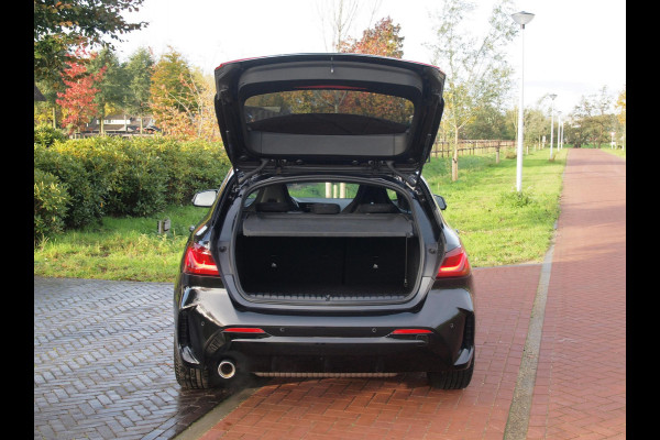 BMW 1-serie 118i Executive Edition | M Sport | Panoramadak | Camera | Schaalstoelen | Apple Carplay | Cruise Control |