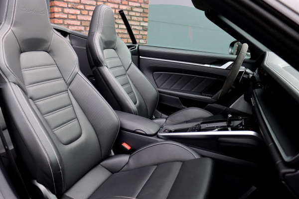 Porsche 911 992 Cabrio 3.8 Turbo S | Keramisch | Vierwielbesturing | Burmester High End | Adaptive Cruise Control | Liftsysteem | Sport Chrono | 18-wegs Memory | PASM | Sportuitlaat |