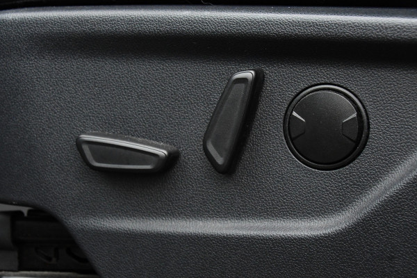 Ford Transit Custom 320 2.0 TDCI L2H1 Sport DC Black Edition Virtual, Adaptieve Cruise, Carplay, LED, 2 x Schuifdeur, 170pk, Stoelverwarming, Sensoren, BOM VOL!