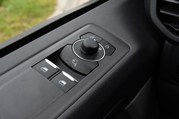 Ford Transit Custom 320 2.0 TDCI L2H1 Sport DC Black Edition Virtual, Adaptieve Cruise, Carplay, LED, 2 x Schuifdeur, 170pk, Stoelverwarming, Sensoren, BOM VOL!