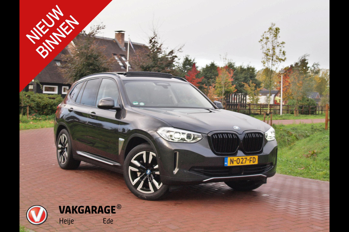 BMW iX3 Executive 80 kWh | Panoramadak | Camera | Trekhaak | Sfeerverlichting | Apple Carplay |