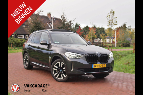 BMW iX3 Executive 80 kWh | Panoramadak | Camera | Trekhaak | Sfeerverlichting | Apple Carplay |