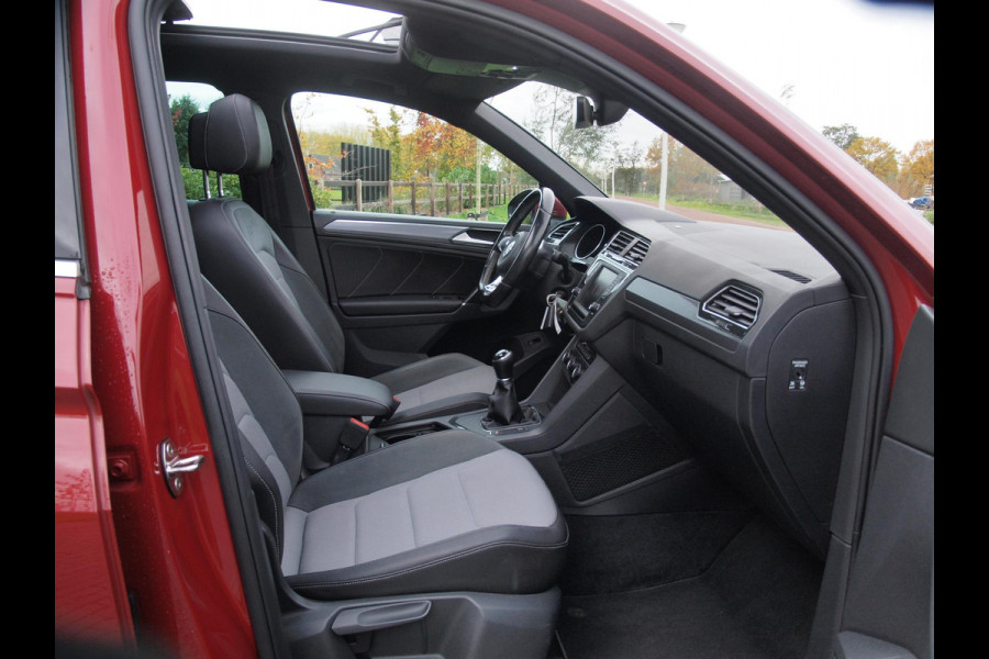 Volkswagen Tiguan 1.4 TSI ACT Comfortline Business R | Panoramadak | Trekhaak | Cruise Control | Stoelverwarming |