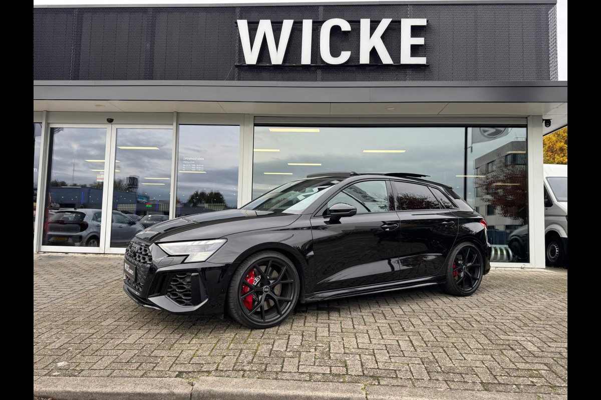 Audi A3 Sportback 2.5 TFSI RS 3 quattro 400PK Panorama B&O Leder Audi A3 Sportback 2.5 TFSI RS 3 quattro 400PK Panorama B&O Leder
