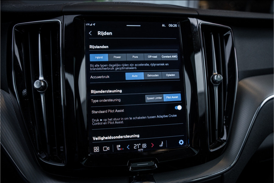 Volvo XC60 2.0 T6 Plug-in hybrid AWD Ultimate Bright - Panorama | H&K | Memory | Pilot Assist | Keyless