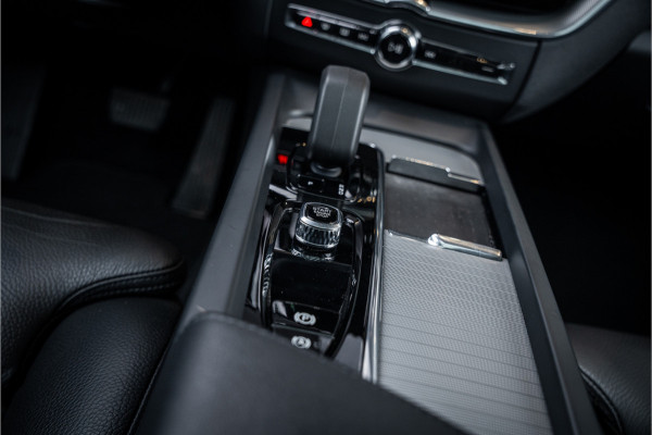 Volvo XC60 2.0 T6 Plug-in hybrid AWD Ultimate Bright - Panorama | H&K | Memory | Pilot Assist | Keyless