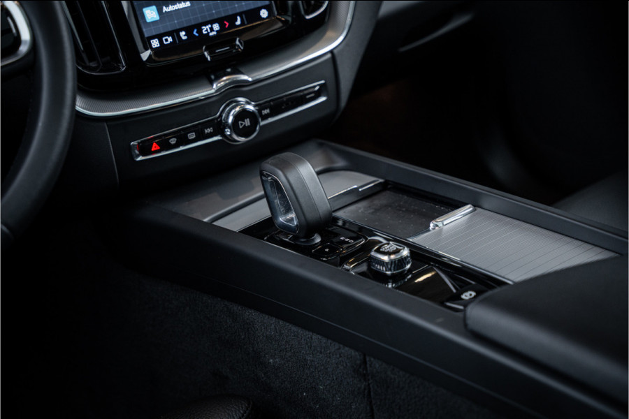 Volvo XC60 2.0 T6 Plug-in hybrid AWD Ultimate Bright - Panorama | H&K | Memory | Pilot Assist | Keyless